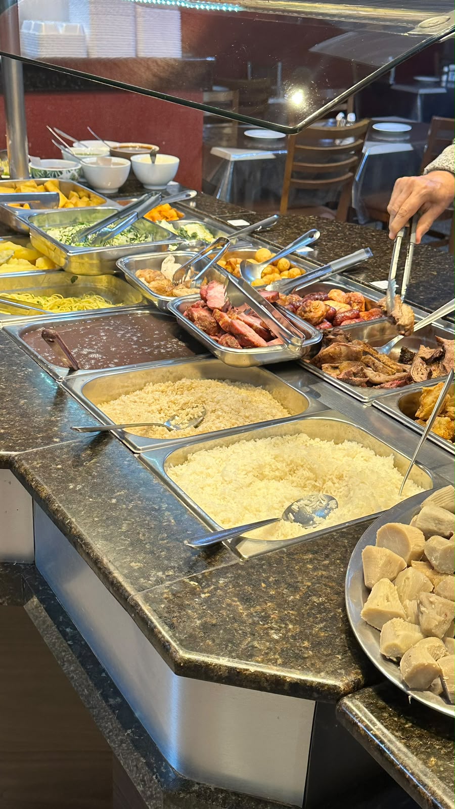 Buffet com arroz, feijão, massas e carnes