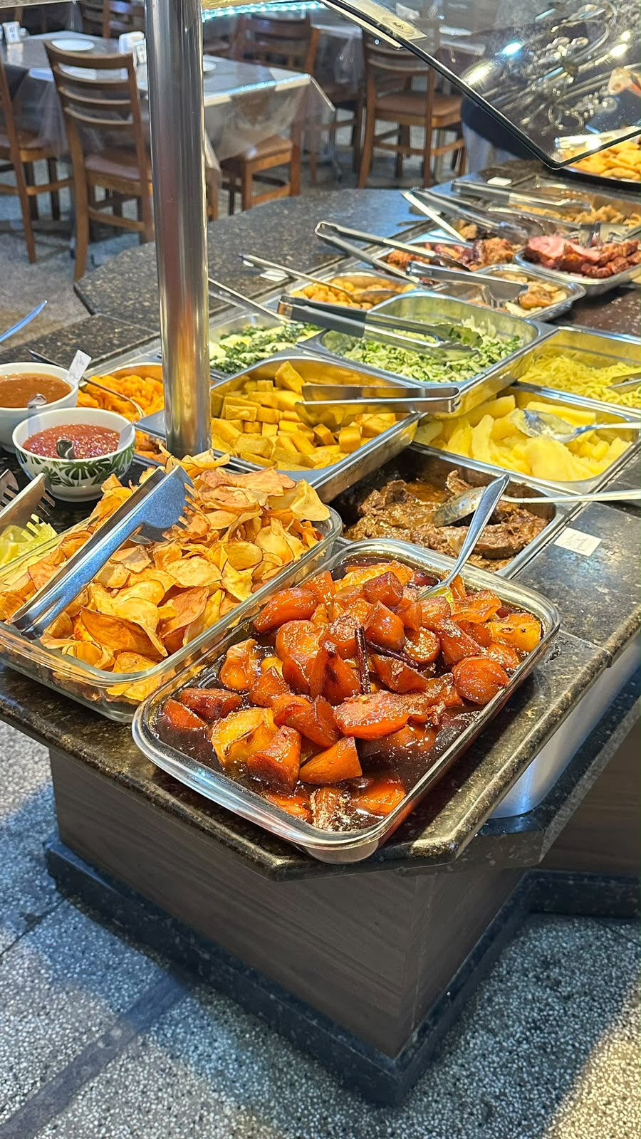 Batata-doce caramelada, chips e outros acompanhamentos