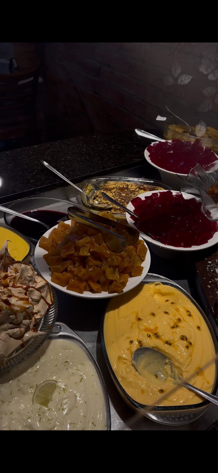 Mesa de sobremesas com pudins, mousses e gelatinas