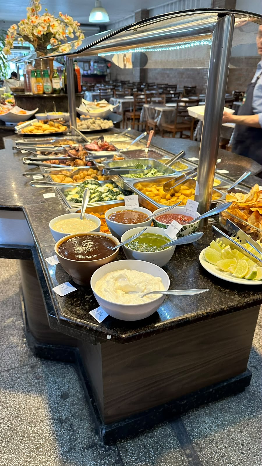 Molhos artesanais e acompanhamentos do buffet
