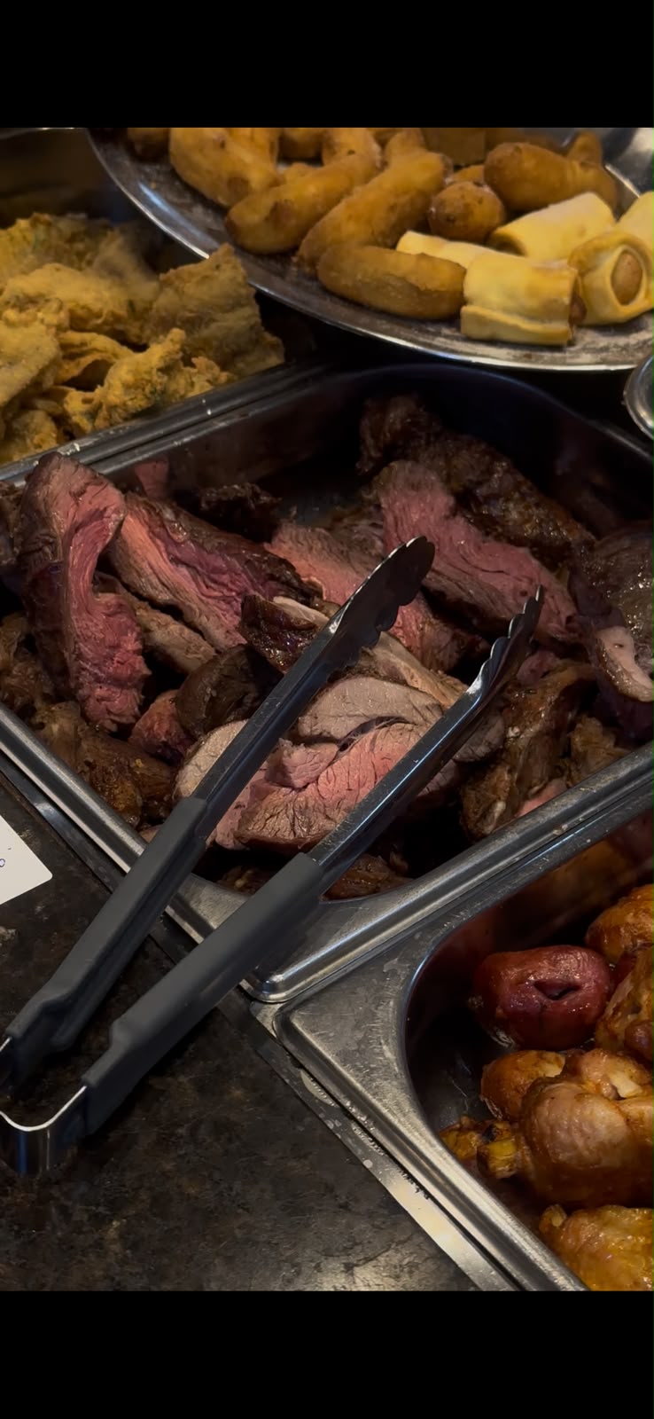 Carnes assadas no ponto servidas no buffet