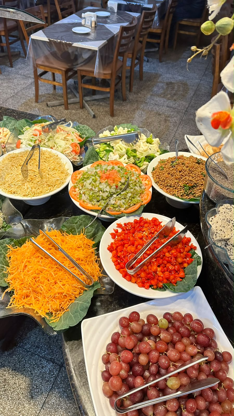 Ilha de saladas com verduras, legumes e frutas frescas